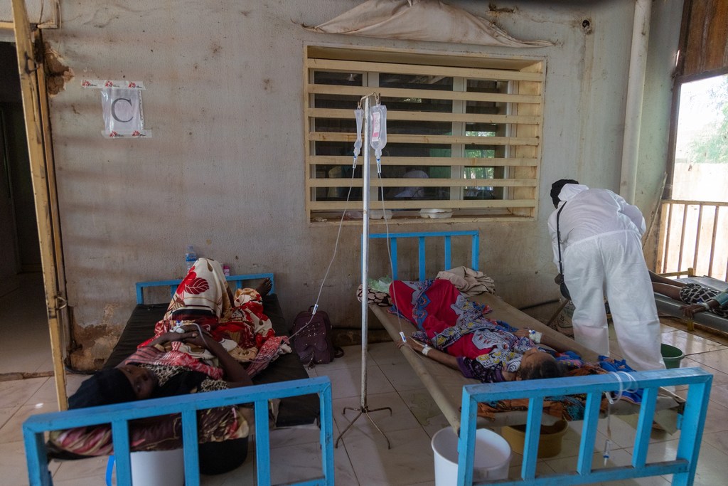 مرضى بالكوليرا من الأطفال والبالغين، يتلقون العلاج في مركز عزل بمستشفى في الخرطوم - السودان